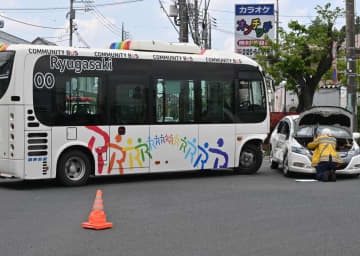 龍ケ崎市コミバスと衝突　乗用車の4人軽傷　乗客にけがなし　茨城