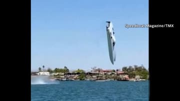 レースイベントで高速航行のボートが宙を舞い転覆　骨折もドライバーはご機嫌…最高速度を更新し優勝　アメリカ・アリゾナ州