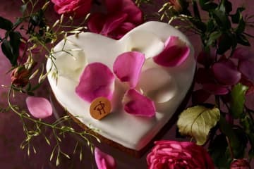ピエール・エルメ・パリ「ハート型ケーキ」薔薇クリーム＆ライチの“イスパハン”ショートケーキなど