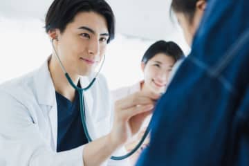 娘は医学部に受かったから、結婚相手も“おなじくらい頭のいい”医者？…足かせとなる親の“学歴フィルター”