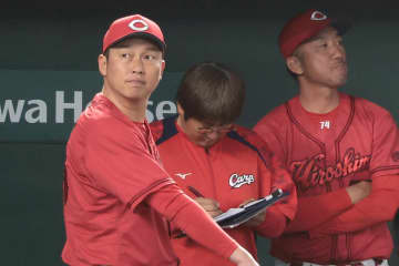 【広島】新井監督ヒヤリ！　野間峻祥とファビアンが外野守備で交錯「危ないって」