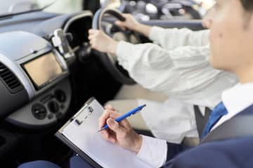 車の運転免許、試験の合格率はどれくらい？実は1回で受からない人が結構いた