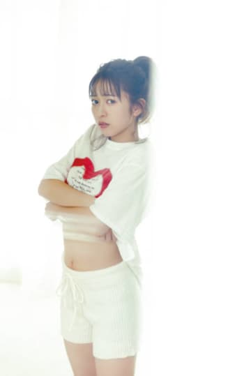 とき宣・小泉遥香、ほっそりお腹がチラリ！“アイドルおはるの素顔”をテーマに彼女感たっぷり