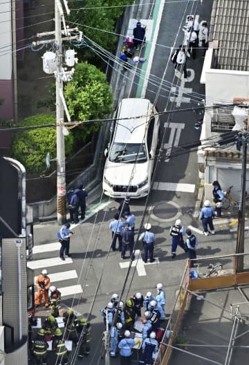 車の下に子ども、響く泣き声　大阪・西成の下校小学生事件