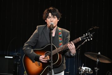 崎山つばさ、デビュー10周年記念ライブ開催