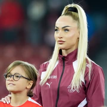 「かなりえぐい映像だな！」スイス代表のブロンド女子が披露した“黒下着でリフティング”に世界騒然！「惚れ惚れする」「超セクシー！」