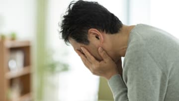 泣きました…「退職金2,200万円」でも「時給1,280円」のアルバイトを続ける65歳男性、携帯電話が止まり、電気もない「孤独な老後」