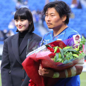 ラグビー稲垣啓太のモデル妻が公開した“ド迫力ペアルック”が話題！ 天才打者だった実父も登場「紳士で素敵」