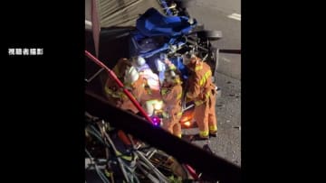 国道246号線でトラック横転　歩道の配電盤などに衝突