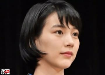 「いつもと顔が違う」のん、雰囲気ガラリ　淑女な肌見せドレス＆グローブ姿に「大人に成ったねぇ～」