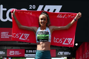 日本をプロポーズ場所に選んだ英国人の絶景　カップルの背後に…陸上女子が「本当に美しい！」