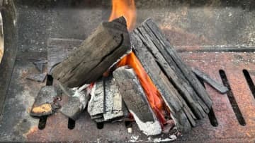 やってはいけない！  BBQ「炭起こし」5つのNGとは！？　成功の手順＆コツで学ぶ、着火剤いらずの“こなれ技”