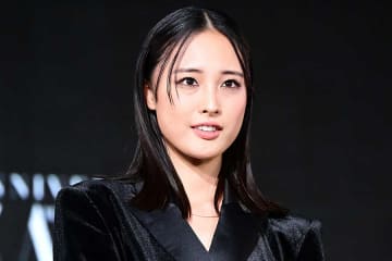 「まさか結婚するの？」　大友花恋、純白のドレスでのオフショットにファン衝撃「神々しい美しさ」