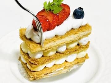 ミルフィーユを崩さずキレイに食べる方法。もうお皿からボロボロこぼすこともなくなりますよ♪