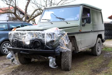 ベンツが誤って “6m下の川” に転落 運転していた『男性の年齢』が話題に「一瞬、意味を把握できなかったw すげーなww 免許返納でww」「この年齢の事故、初めて聞いた。」