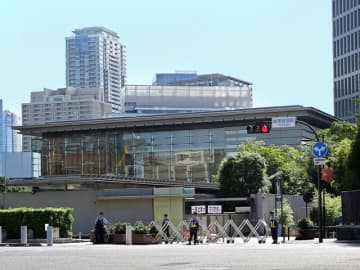 消費者マインドは「弱含んでいる」と下方修正