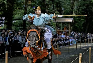 天下泰平へ的射抜く　鹿島神宮で流鏑馬　茨城
