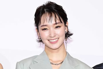 剛力彩芽が「一目惚れ」報告　スリット入り衣装にも注目「可愛すぎて立ってられへん」
