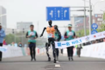 ロボットがハーフマラソン完走! 　熾烈を極めるヒューマノイド開発競争
