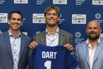 ベテランQBの控えに回ることは新人QBダートにとって「有益」とジャイアンツGMシェーン