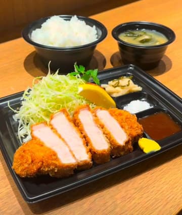 大阪・関西万博(EXPO2025)『豚カツ牛かつくれおーる』にて定食用、丼ぶり用ワンウェイ食器として、国産の天然の石が主原料である環境素材「L-Stone」が採用 ~ごちそうさまのその先を考える~材料の53%が国産石灰石の容器の使用で、プラスチック使用量を大幅に削減 サステナブルがテーマのフードコートでL-Stoneが採用されました。