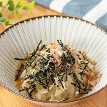 【新玉ねぎにコレ和えるだけ♡】「味見でなくなった！」「作り置きに便利！」簡単サラダレシピ3選