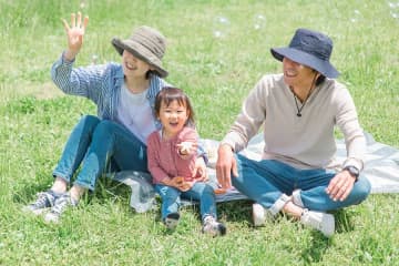「これいいですね」「すごい簡単そう」　レジャーシートをひとりでたたむ方法　自衛隊の裏ワザが話題に
