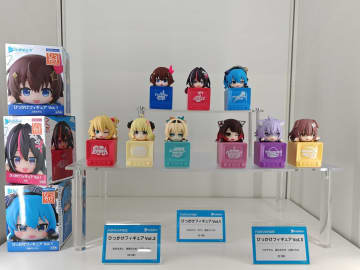 フリューよりホロライブの「ひっかけフィギュア」、「寝そべりぬいぐるみ」が公開「hololive FIGURE EXHIBITION in AKIBA」にて展示