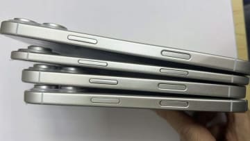 iPhone 17 Airの新たなダミーモデル写真。薄すぎて心配になる…