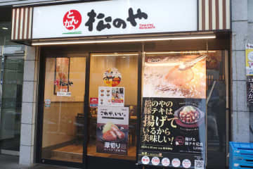【食レポ】松のやで1,000kcal超えの「にんにく醤油の揚げる豚テキ定食」を食す! 衣のクリスピー感と厚切り豚ロースの旨味が冴えわたる豚テキに、ニンニク、キャベツ、パワフルなにんにく醤油がマッチしてウマウマ!