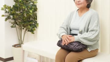 贅沢は年に1度の温泉旅行だったが…年金月21万円・退職金1,200万円の67歳元サラリーマン「まさかの口座残高」に悲鳴。原因は“極楽”を知ってしまった妻の執着【CFPの助言】