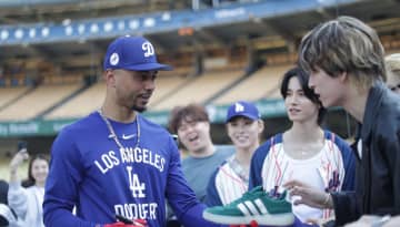 「めっちゃいい笑顔」「ただの野球少年」ドジャースタジアムで大はしゃぎする“日本人アイドル”が話題に