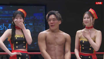 トロフィーを股間に当てラウンドガールと…「最悪だよ」「品がない」「ラウガ困ってる」劇的KO後の蛮行が波紋 「個性派で面白い」賛否の声