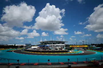 F1会場で発見、ガレージで笑う52歳の超大物に海外騒然「史上最高の1人」「感動でいっぱいだ！」