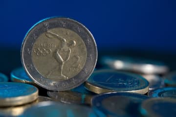 実家の遺品整理で「東京オリンピック記念1000円銀貨」を10枚発見！ これを売ったら「相続税」はかかるのでしょうか？