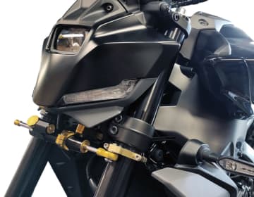 MT-09のツーリング快適性UP！　専用ステアリングダンパーステー登場