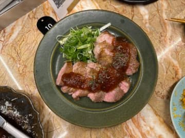 【新宿】バス停の時刻表が目印！ 大衆ビストロでいただく絶品グルメ