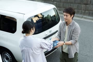 真木よう子が丸山隆平を叱咤激励 夫婦のかたちを2人で体現した金子夫婦のツーショット場面写真が新たに解禁『金子差入店』