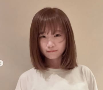 「いいね約2万の"最強"オフショット」秋元真夏、メガネ＆キャップ姿で韓国旅ショット公開「オフ感が最高」