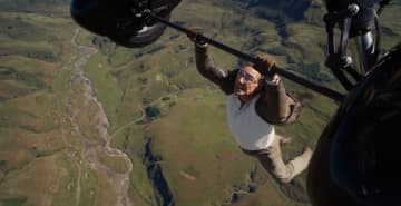 上空2400m/時速225kmでジャンプ!?「ミッション：インポッシブル」新作メイキング映像