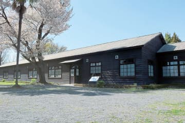 1600人の少年飛行兵を養成　1945年には沖縄戦に出撃する特攻隊の訓練基地に　埼玉にあった飛行学校　荒川河川敷には滑走路　戦後は市営住宅として利用された後、国に返還予定も保存された学校／埼玉県内に残る戦争遺跡（4）