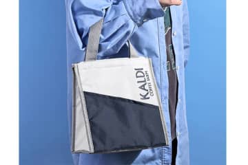 カルディ、シンプルデザインのトートバッグ「レモンサワー＆保冷バッグセット」発売