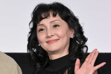 61歳女優の「衝撃写真」が再び話題　“水着”後ろ姿に共演者感嘆「美しい」「スタイル抜群」
