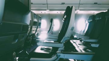 「両親共働きだから、一人で飛行機に乗った幼い私。隣の席の女性客が心配そうにこちらを見て...」（愛知県・30代女性）