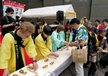 お好み焼のキャベツは千切り？みじん切り？ 街頭で投票 日本コナモン協会がイベント