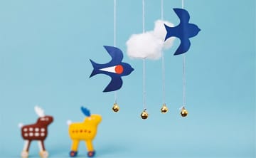 春の工作。ふわふわの雲と鈴の音が春らしい「つばめの吊り飾り」の作り方