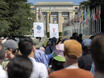 ジュネーブ国連職員約500人が予算削減に反対するデモ