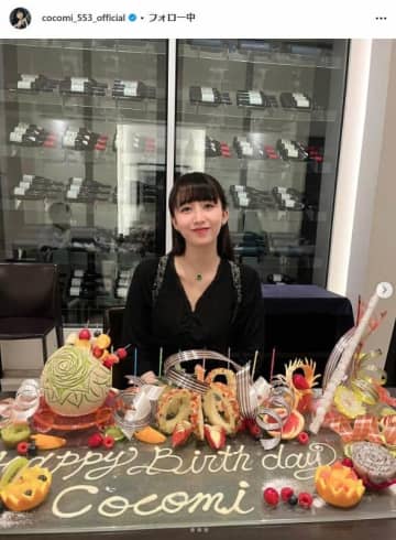 「キムタクか？！」Cocomiの誕生日写真に人影　ワインセラーよく見ると...「家族でお祝い」説でファン和む