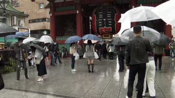 【中継】関東は夜にかけ“警報級大雨”のおそれ　浅草の観光客「今日は予定を変え、早めに帰ろう」傘をさしても足元がずぶぬれに