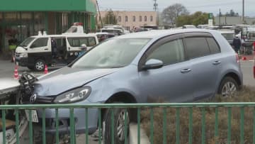 「ダダダダダダと…」スーパーの駐車場で車が暴走　運転の70代女を逮捕　買い物客や車に次々に衝突　はねられた高齢女性1人が意識不明